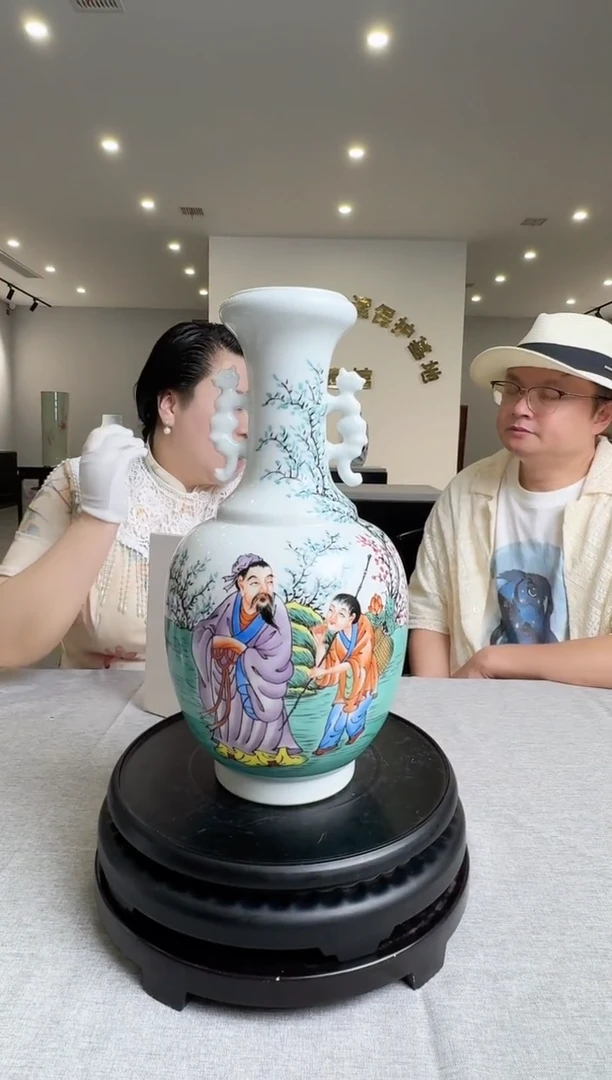 黄杨老师人物双耳赏瓶2带收藏证书