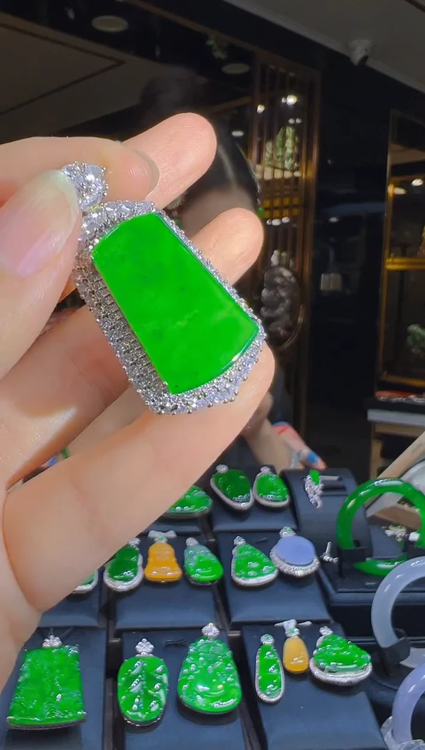 吊坠(赠链)未镶嵌翡翠025（多样性发其一）