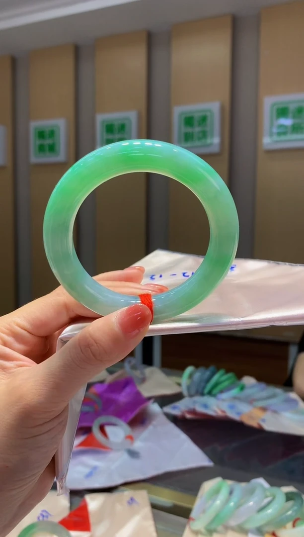 翡翠手镯未镶嵌-Q5圈口56.9*12*12