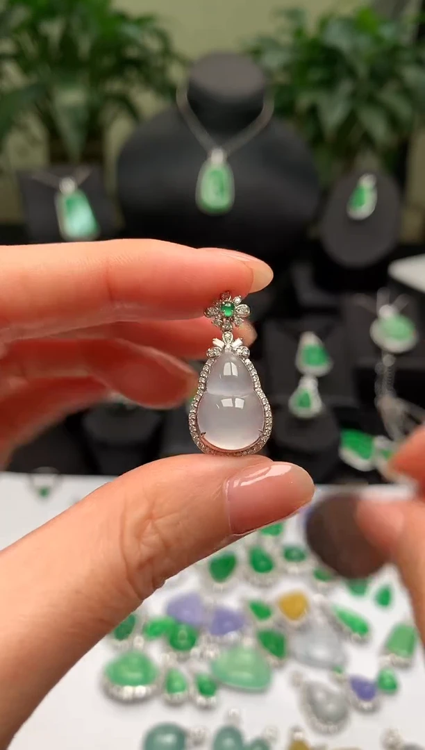 颈饰18K金镶嵌翡翠葫芦