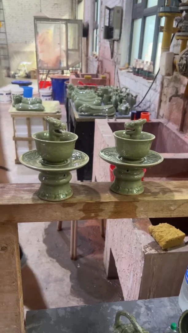 微瑕耀州窑青瓷龙头公平杯一对+海浪底座一对