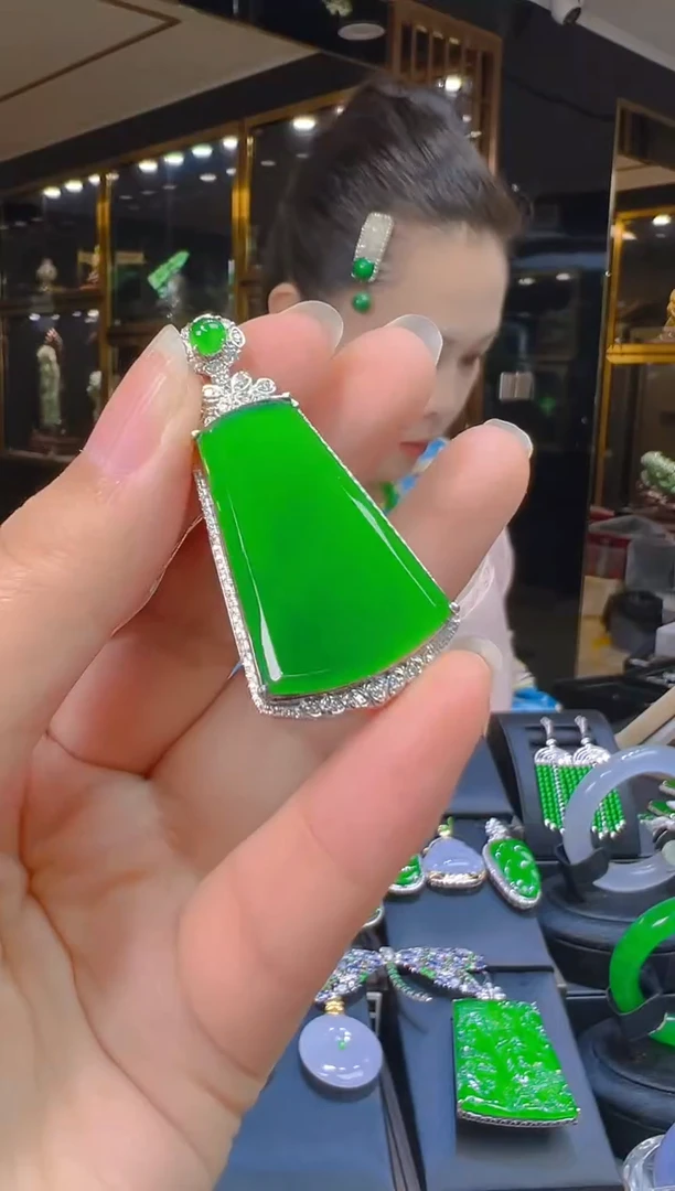 翡翠18K金镶嵌吊坠(赠链)081