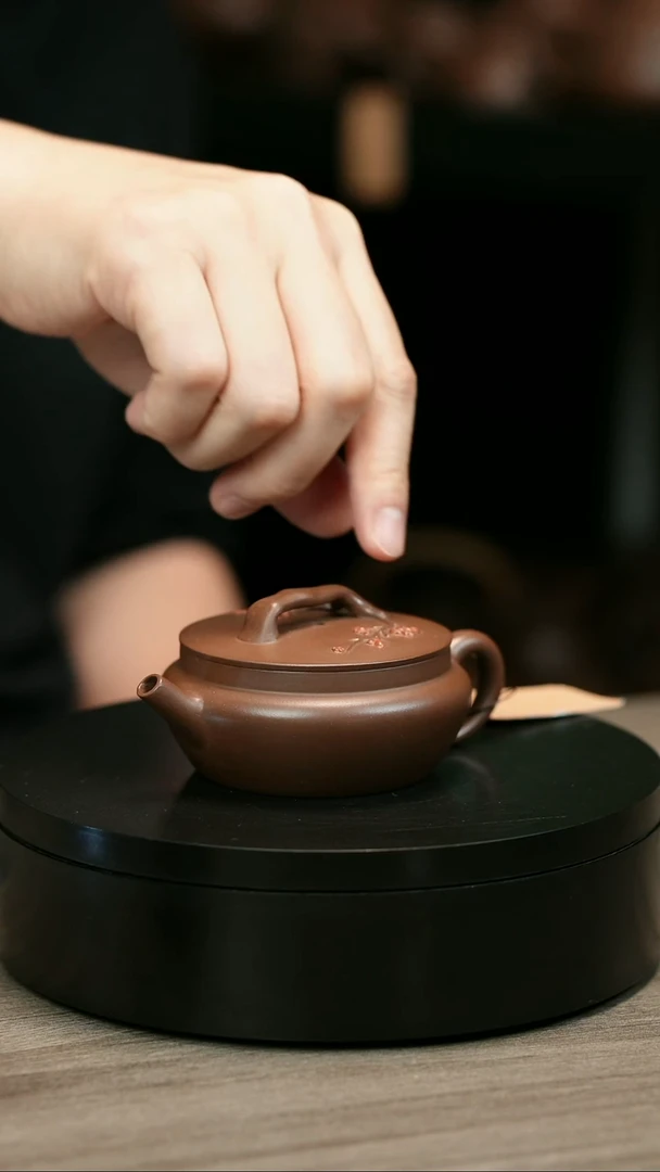 茶壶紫砂嘿****YH2354赵信军底槽青堆绘梅碗