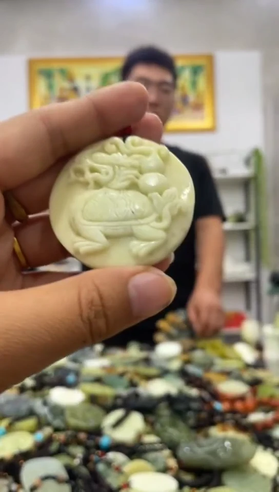未镶嵌岫玉吊坠