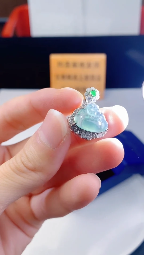 颈饰未镶嵌翡翠