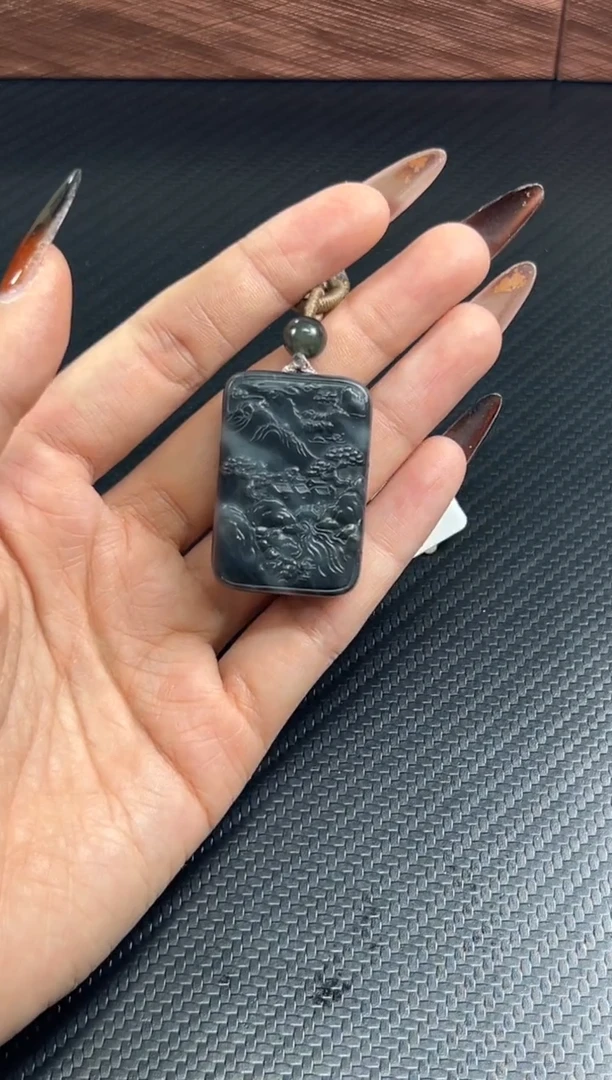 吊坠(赠链)未镶嵌和田玉若羌微色差吊坠