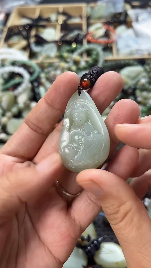 和田玉未镶嵌颈饰（多样性发一件）没有证书有瑕