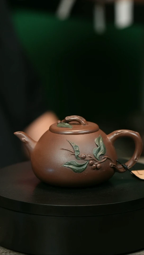茶壶紫砂宏****?H1975周卓琴彩绘贴叶树圆
