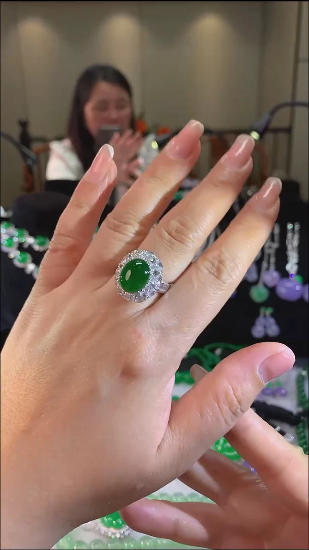 18K金镶嵌戒指翡翠戒指