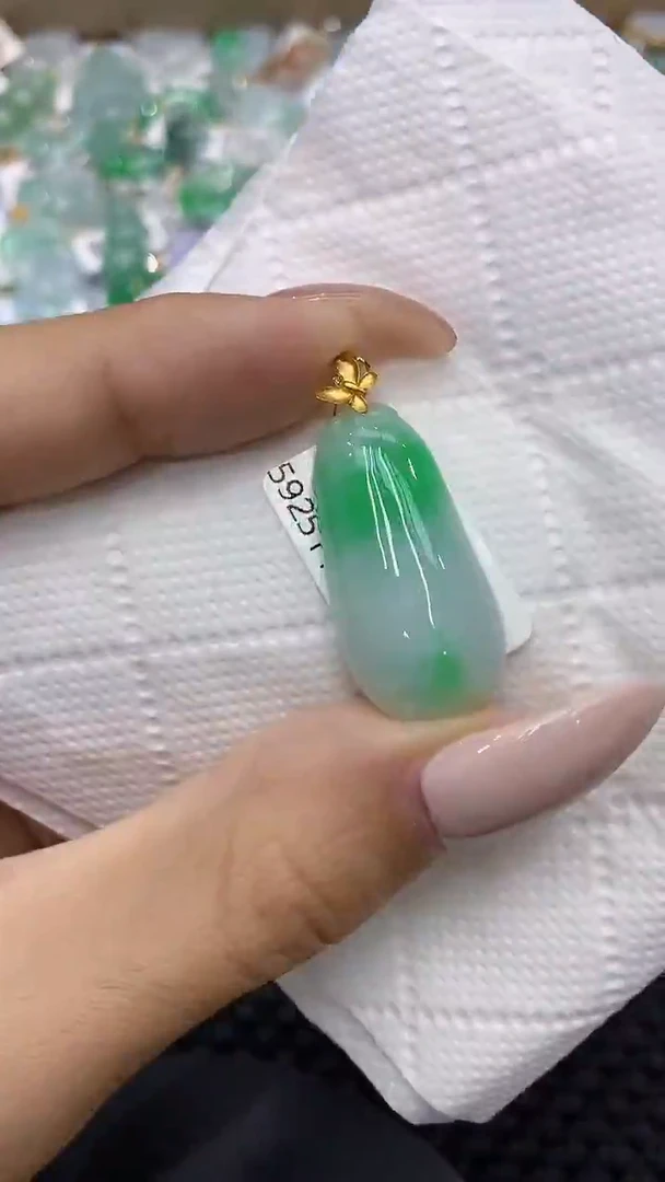 颈饰18K金镶嵌翡翠111111111111