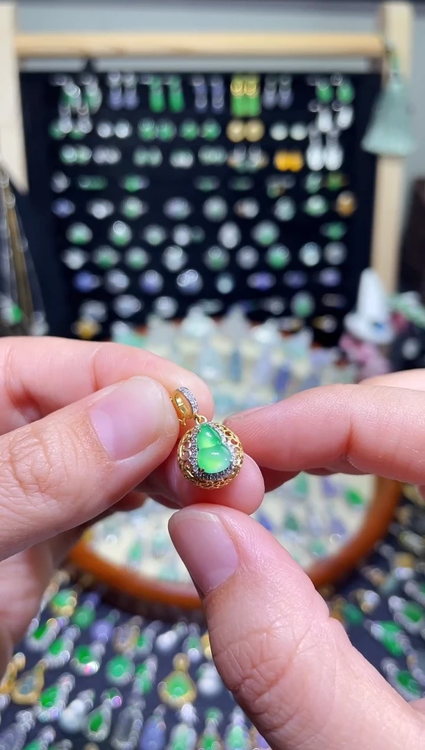 颈饰18K金镶嵌翡翠玻璃种小葫芦吊坠