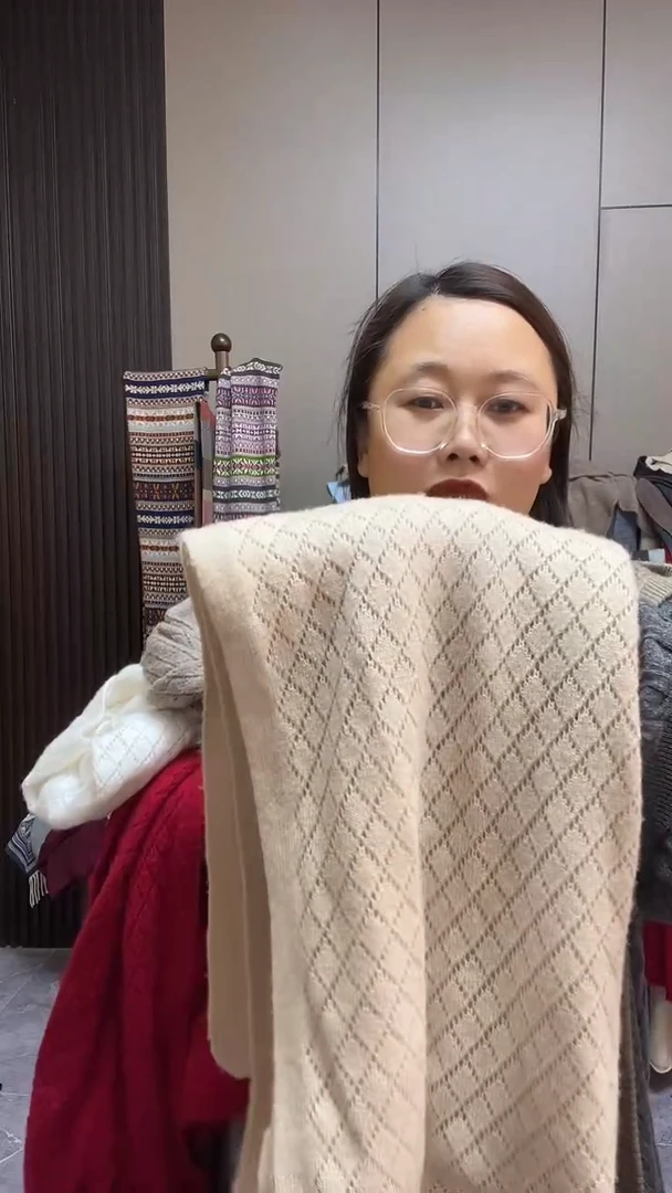 菱形镂空羊绒围巾青绒色