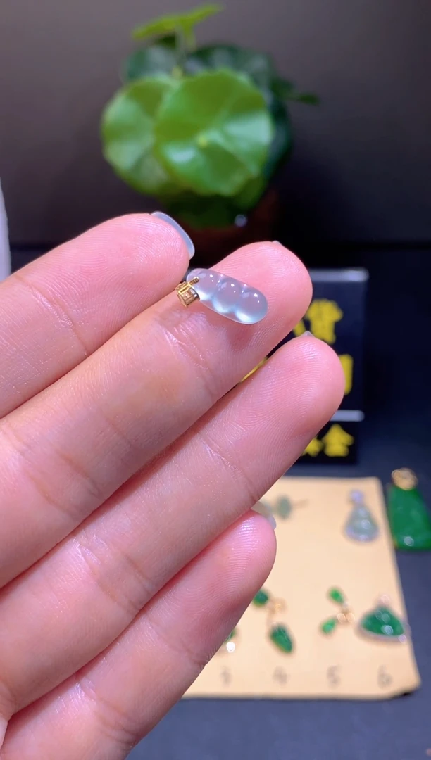 颈饰18K金镶嵌翡翠翡翠A货