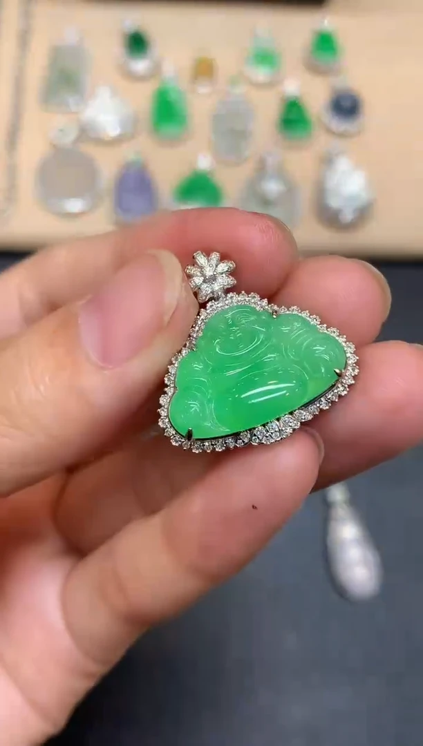 颈饰18K金镶嵌翡翠佛公【无服务费