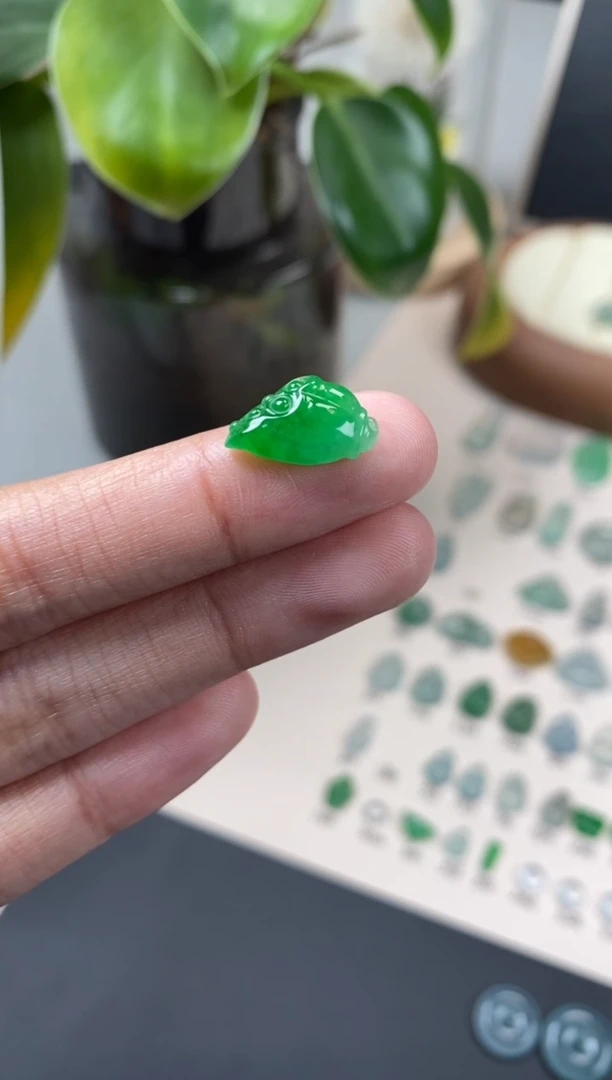 【闪购商品】翡翠颈饰未镶嵌翡翠冰绿莲蓬
