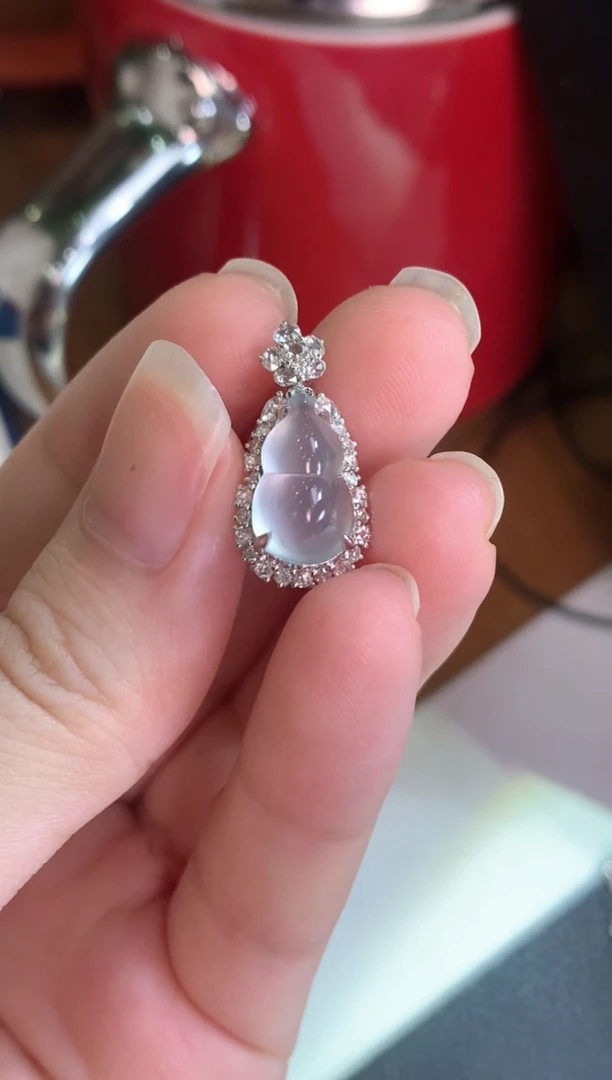 翡翠18K金镶嵌颈饰葫芦