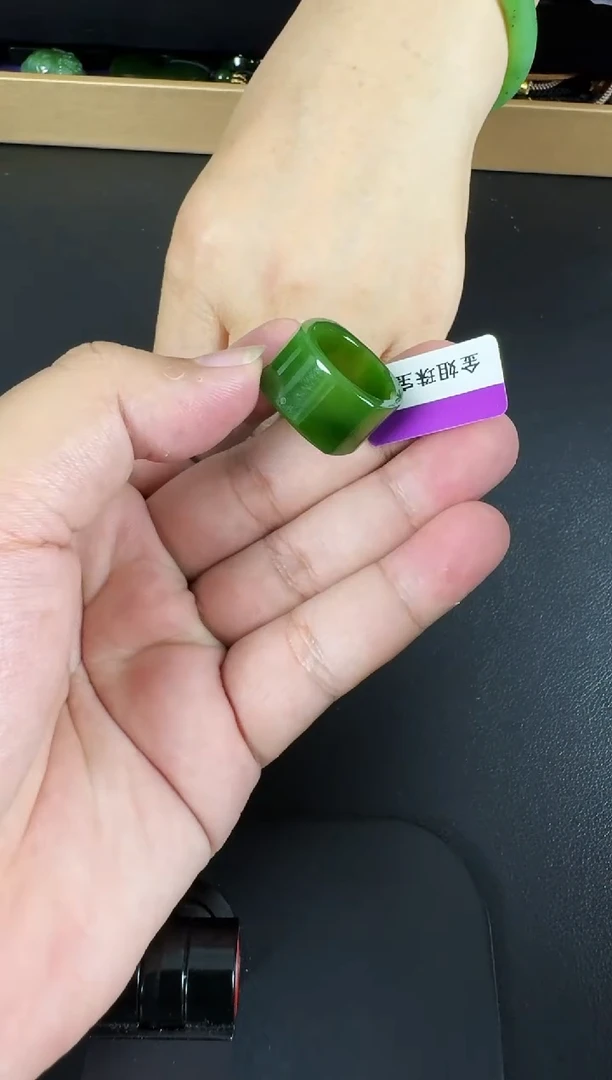 颈饰未镶嵌和田玉（碧玉）戒圈约18*13.5*3MM