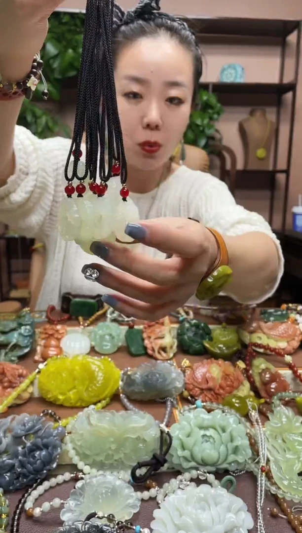 未镶嵌岫玉颈饰多样性发货发其中之一