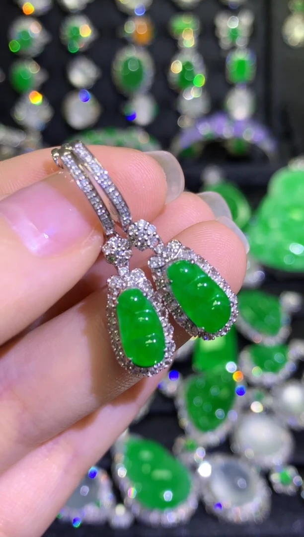 【闪购商品】翡翠耳饰18K金镶嵌高冰满绿福豆耳坠