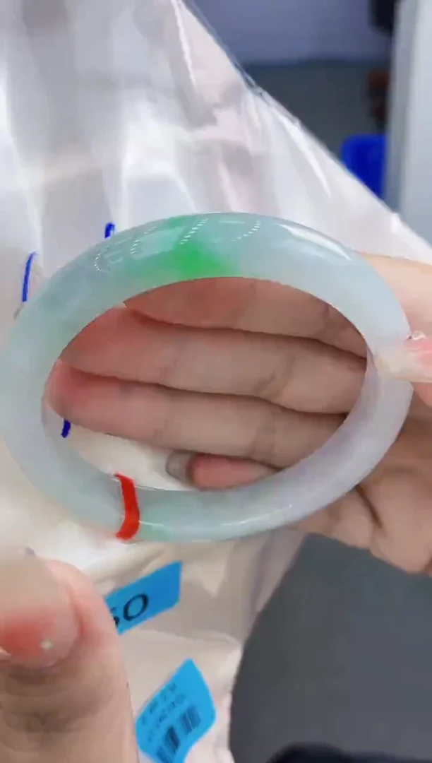 翡翠手镯未镶嵌翡翠手镯