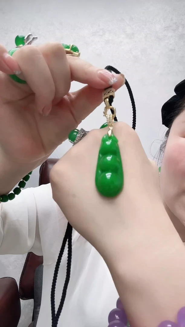 吊坠(赠链)未镶嵌翡翠满绿四季豆