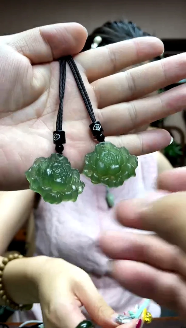 岫玉未镶嵌吊坠多样性发货发其中之一