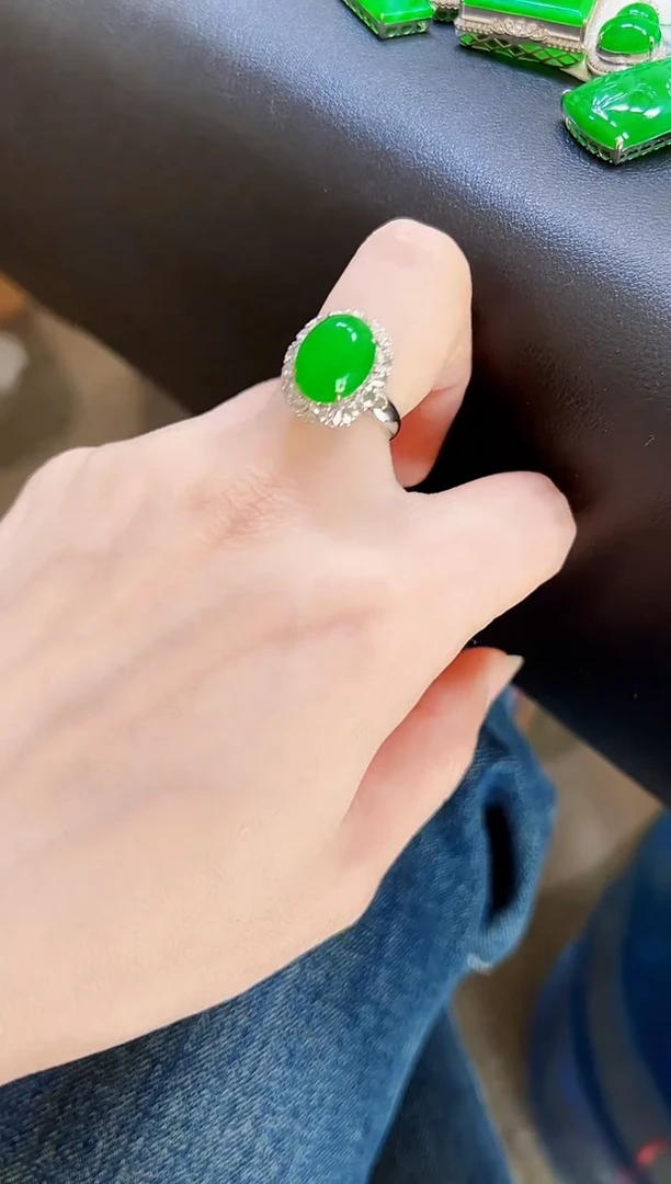 颈饰18K金镶嵌翡翠戒指