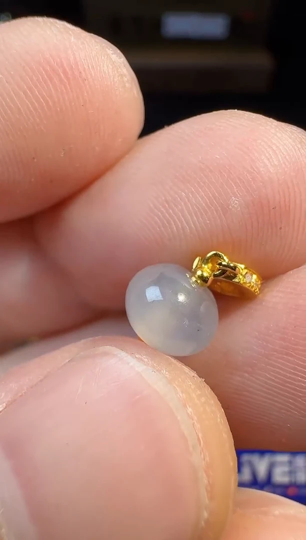 翡翠18K金镶嵌颈饰翡翠回流