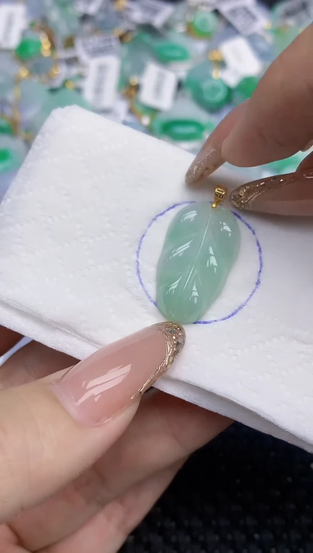 颈饰18K金镶嵌翡翠   天然翡翠A货  百元以上9米证书费自理