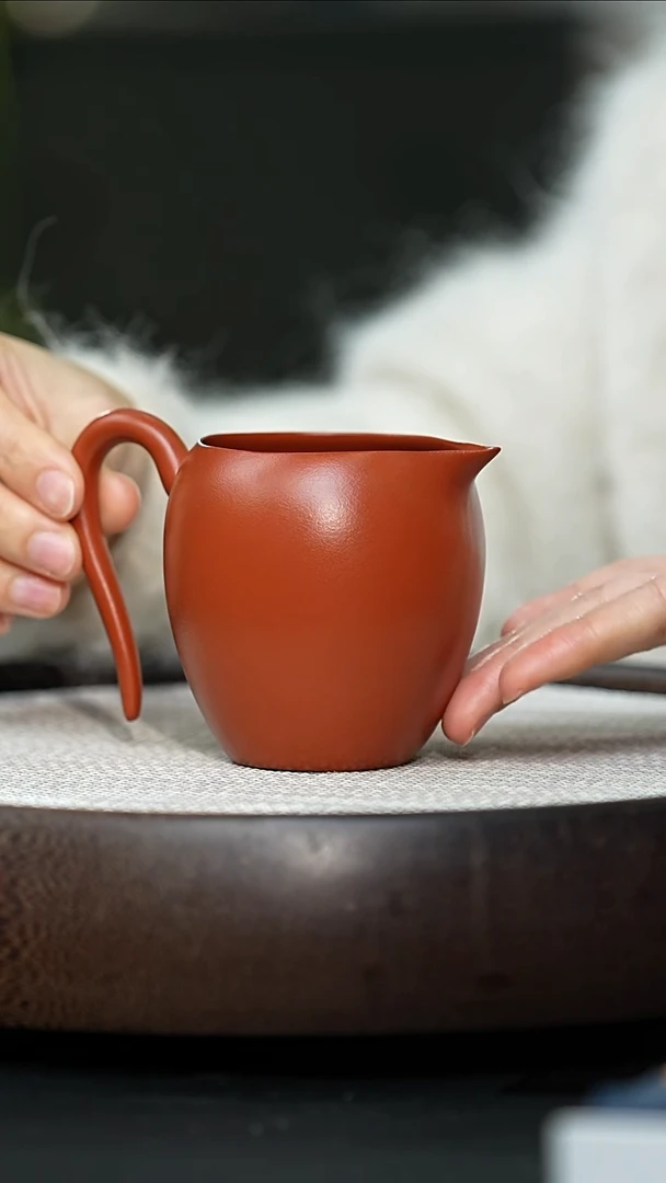 紫砂朱泥美人肩带把手公道杯