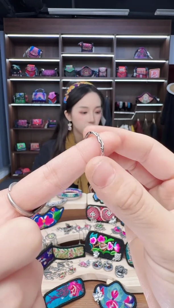 织绣86蒙阿苏苗绣传承店