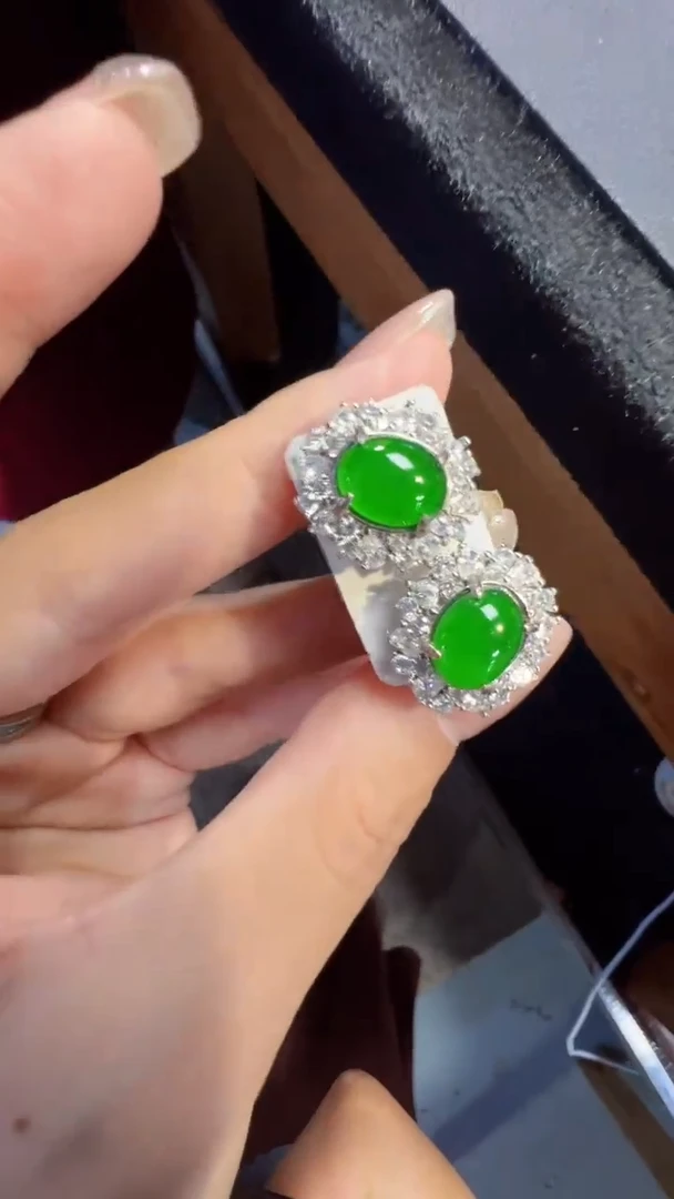 定制翡翠未镶嵌翡翠A货有轻微色差属于正常现象，耳钉多样性发货1