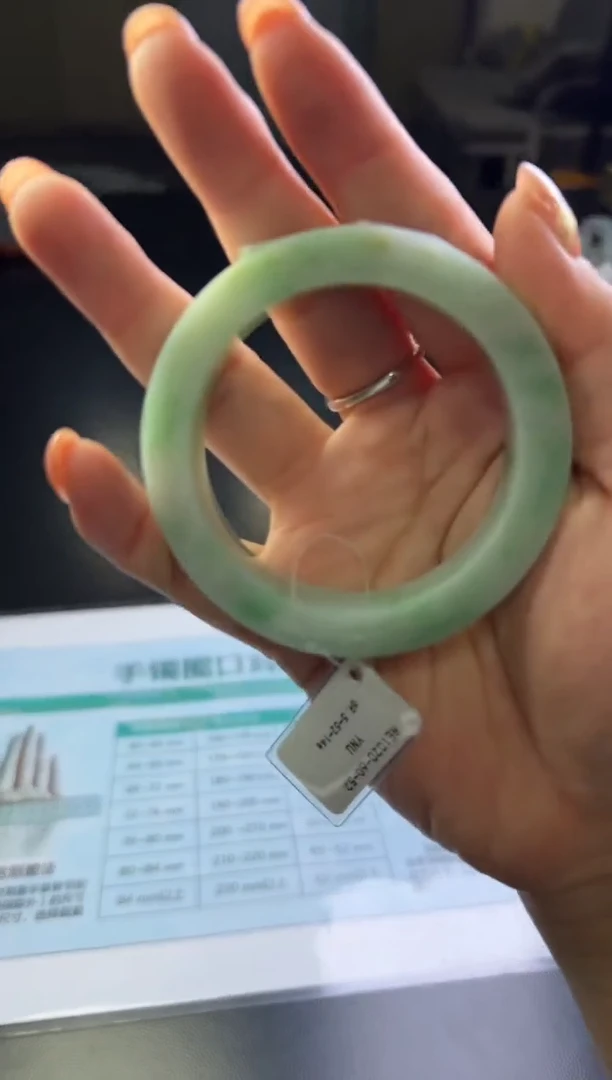 未镶嵌手镯定制翡翠手镯