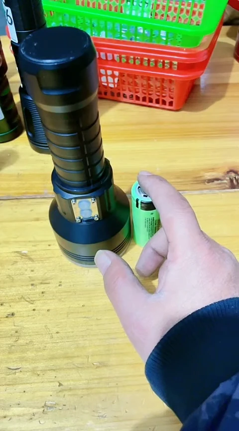 B775定焦多功能带强磁带电池2个26650