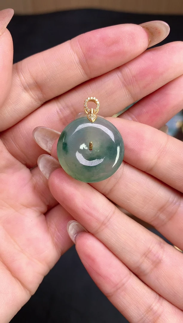 颈饰18K金镶嵌翡翠一**秋2025120201