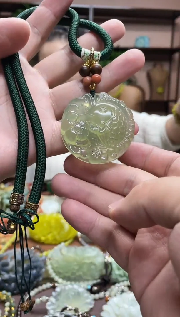 未镶嵌岫玉颈饰·2