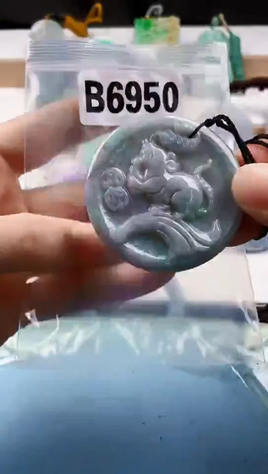 翡翠未镶嵌颈饰刀?天然翡翠吊坠挂件