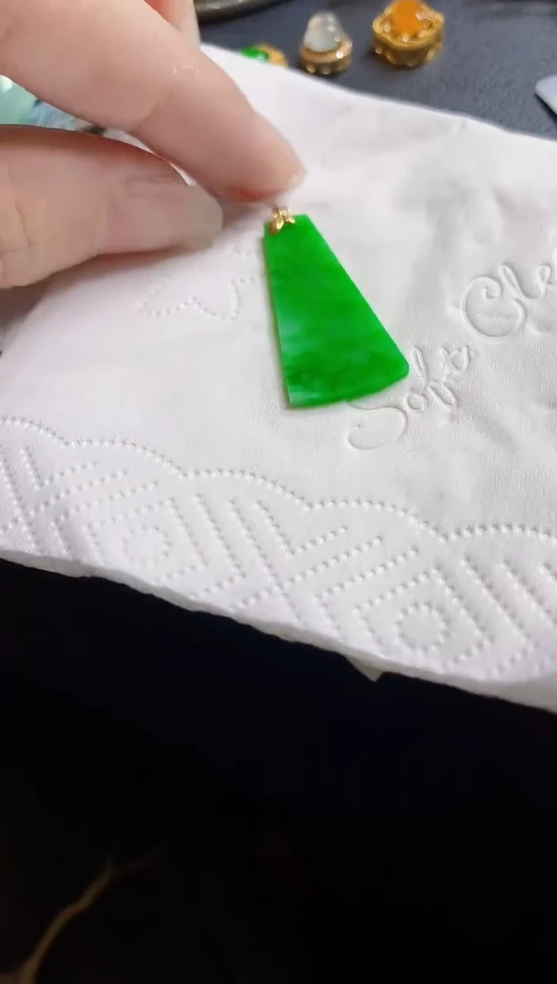 翡翠18K金镶嵌颈饰吊坠