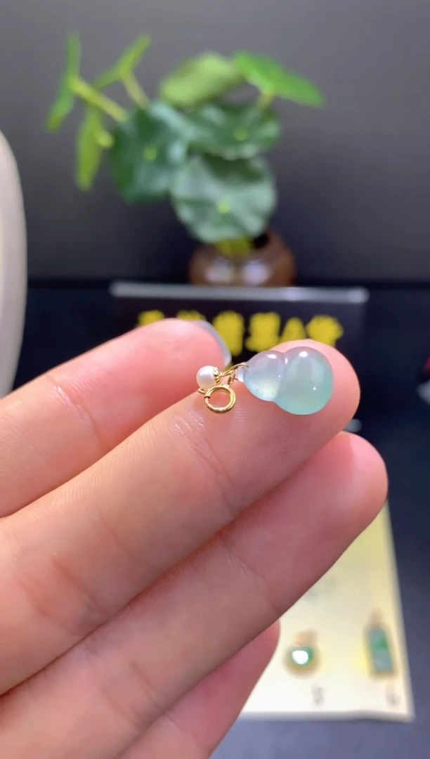 翡翠18K金镶嵌颈饰翡翠吊坠