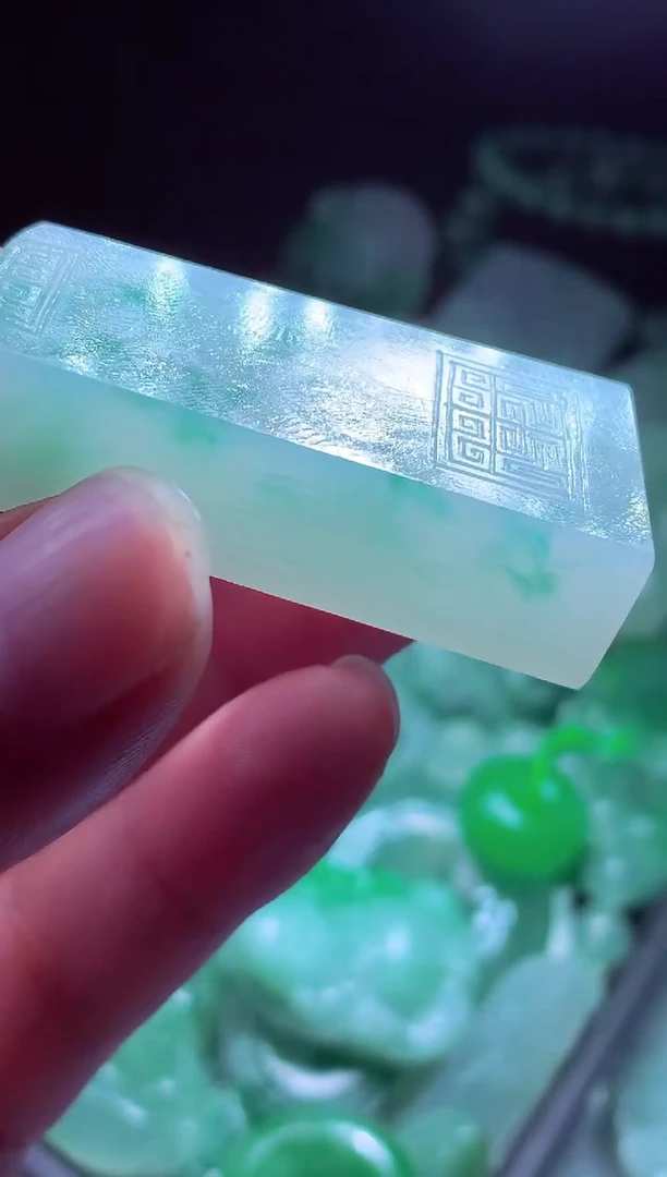 未镶嵌定制翡翠雨***?翡翠毛货定制