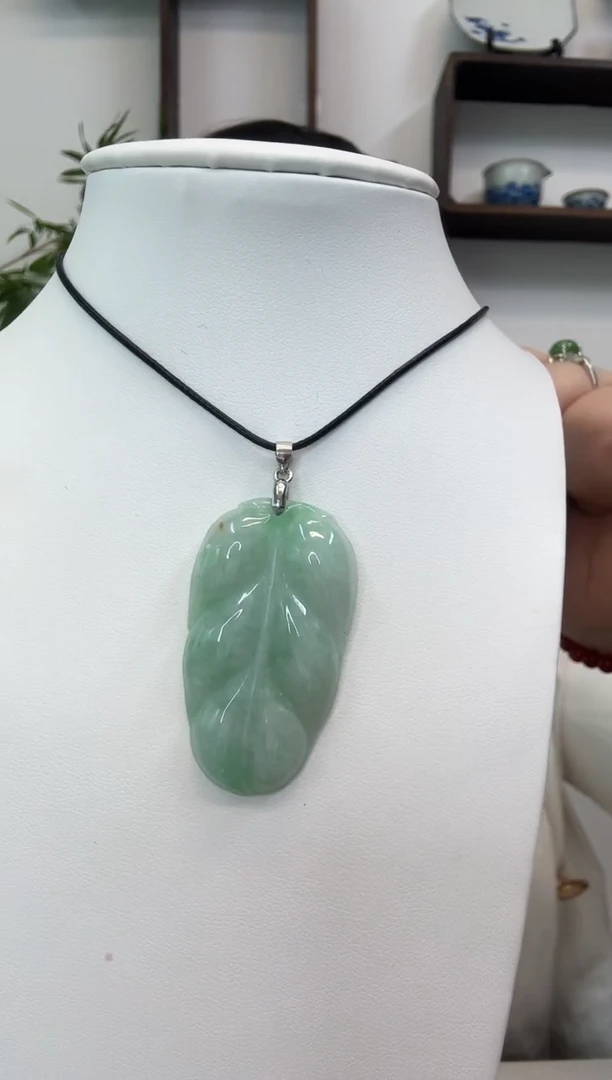 颈饰银S925镶嵌翡翠叶子-微瑕