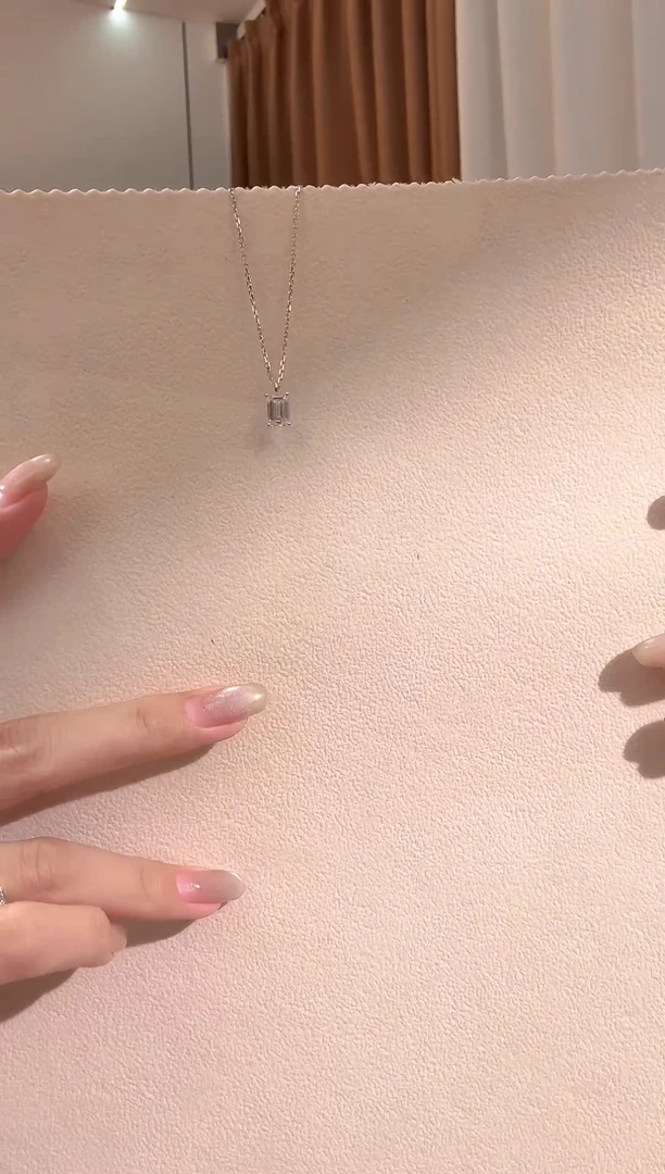 实验室培育钻石18K金镶嵌颈饰祖母.绿切项链K白