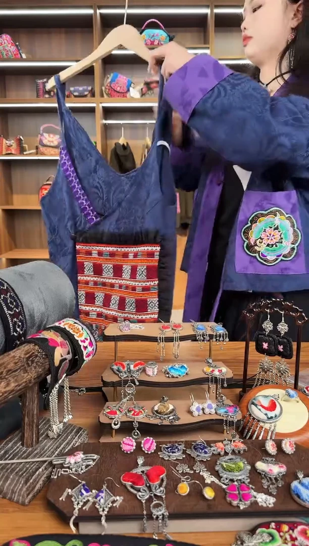 【闪购商品】织绣A45蒙阿苏苗绣传承