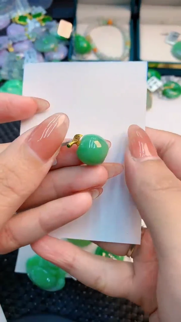 翡翠18K金镶嵌颈饰           1