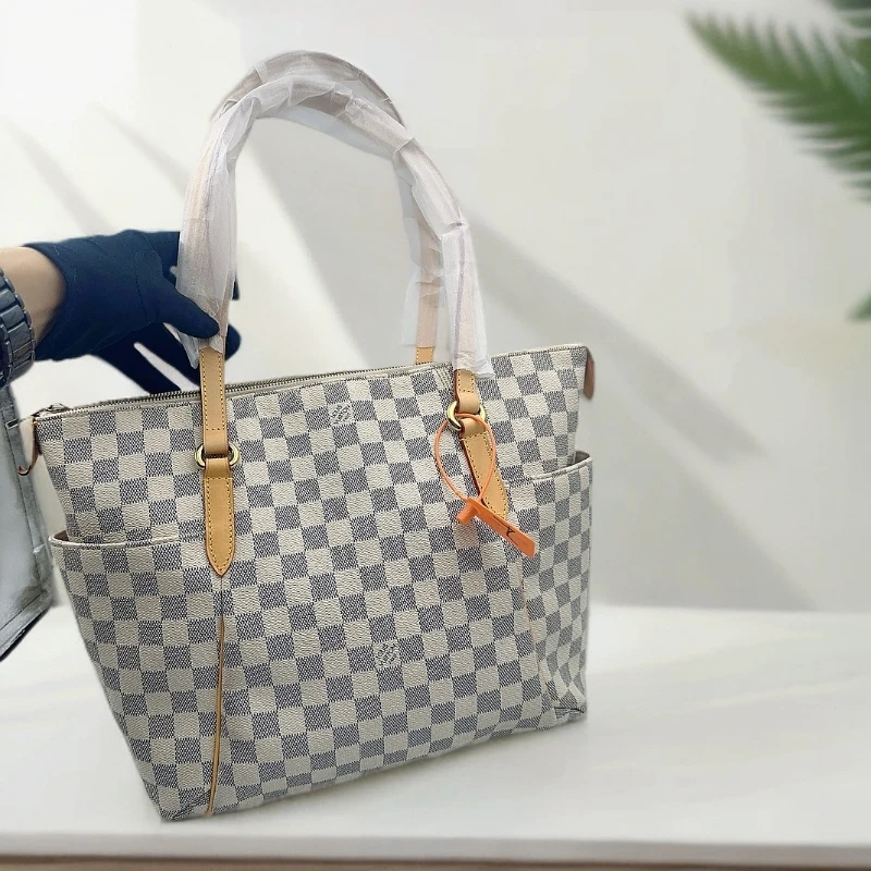 修复品LV 白棋盘格奶瓶/成色以直播间为准