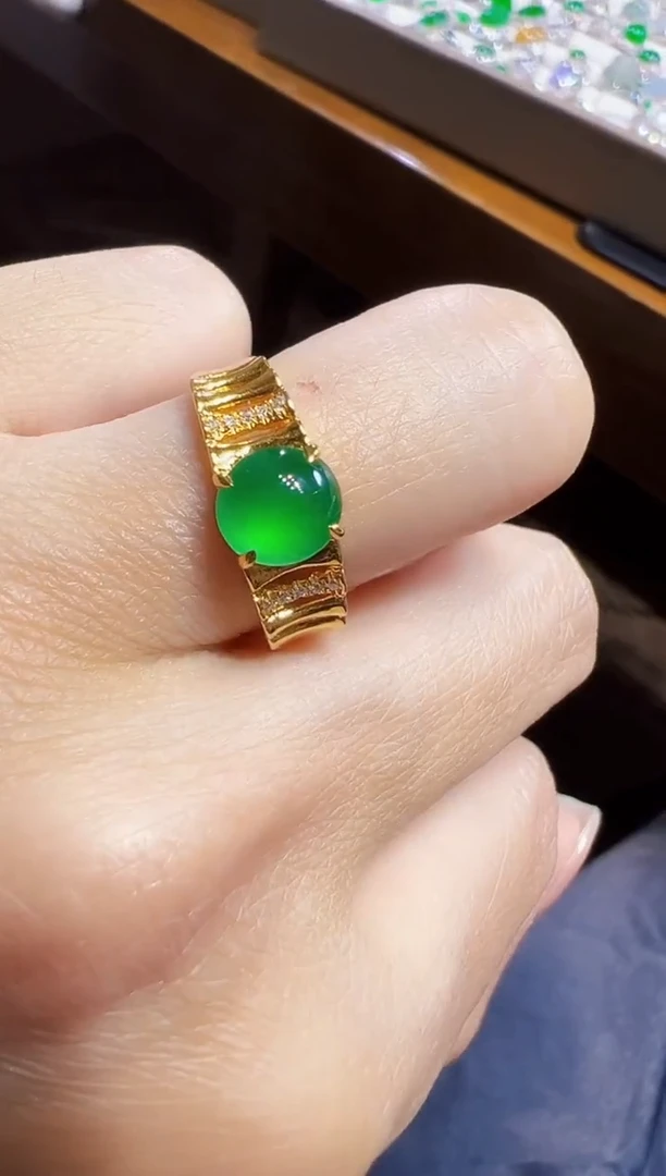 18K金镶嵌戒指翡翠蛋面