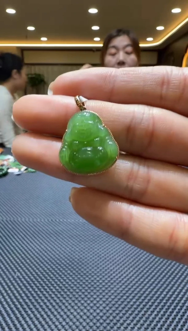颈饰18K金镶嵌和田玉挂件