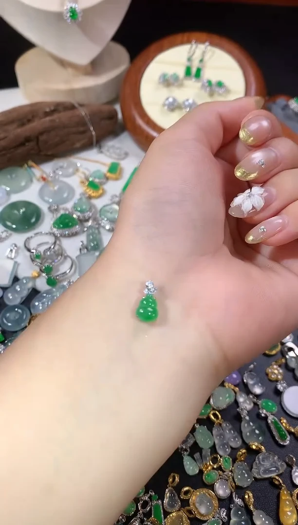 翡翠18K金镶嵌颈饰满绿葫芦18k