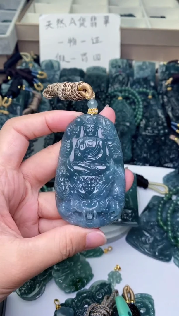 颈饰未镶嵌翡翠