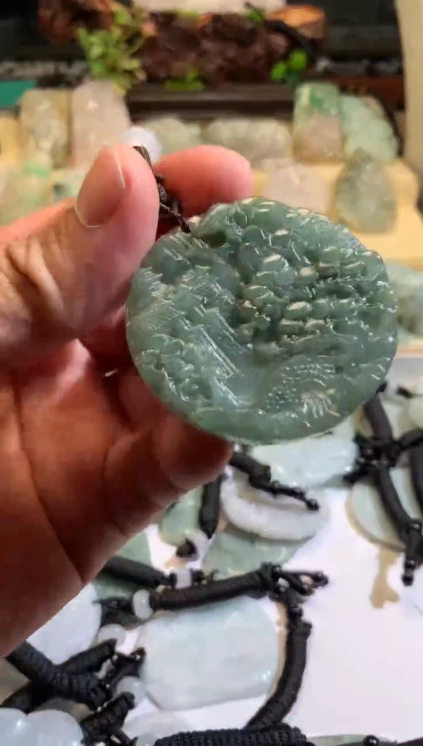 翡翠未镶嵌颈饰6/07/012